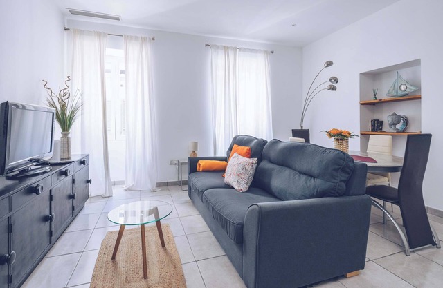 Bright & Stylish 2BR in Market Lane – Central Location