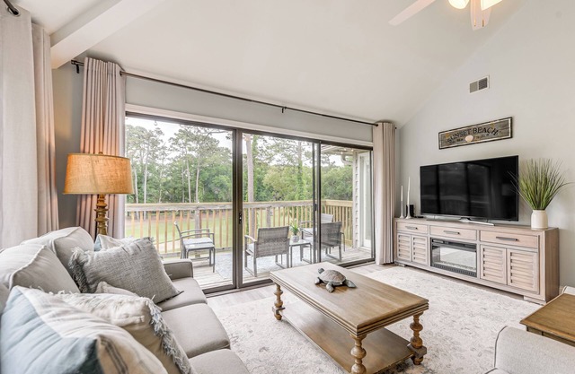 Bright Sunset Beach Condo w/Golf Course View