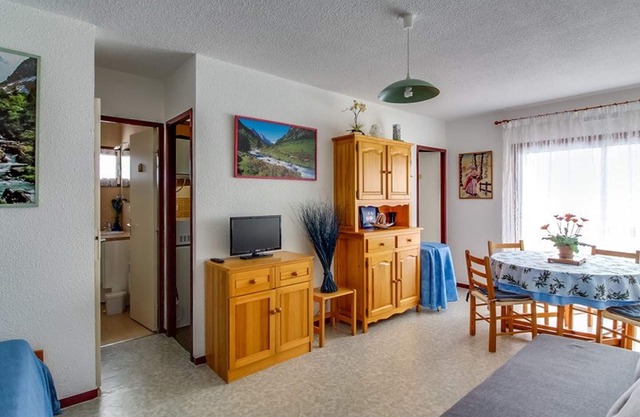Bright T2 Apartment with Private Parking, Sleeps 4, Balcony, Near Ski Lifts