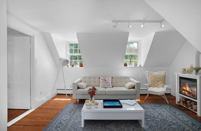 Bright Top Floor 2BR/1BA Condo Steps from Commercial Street - Sleeps 4