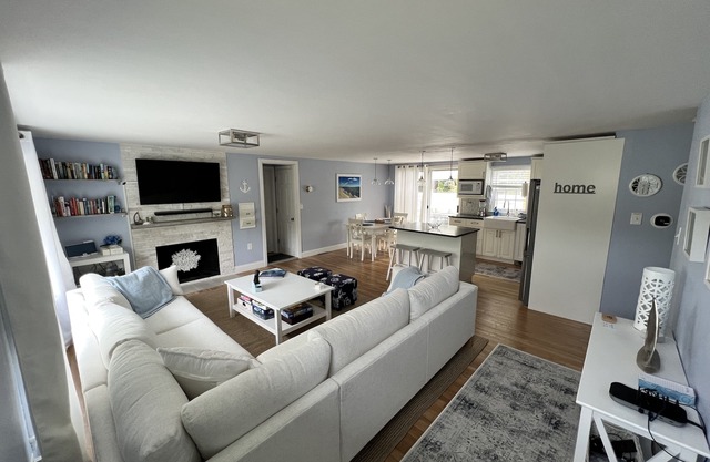 Bright, updated cottage only 1.6 mi to beaches Large private yard w/2 Tier deck.