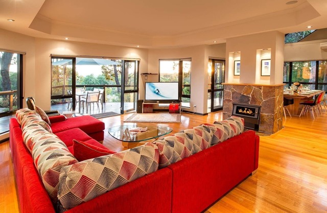 Bringa Spacious Bushland Retreat with Scenic Views