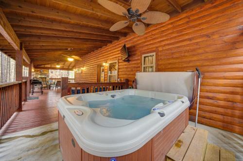 Broken Bow Cabin on 1 Acre with Hot Tub and Fire Pit!