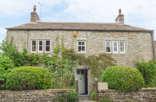 BROOKSIDE, pet friendly, character holiday cottage in Clapham