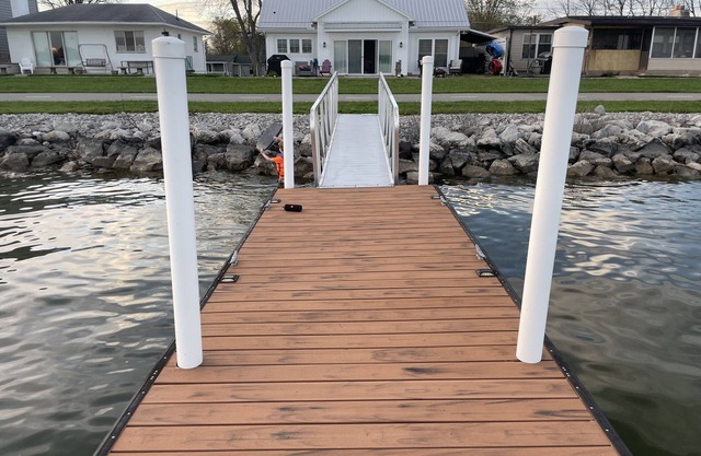 Buckeye Lake Home - Lake Chillin' on the open water w/dock, hot tub & toys.!