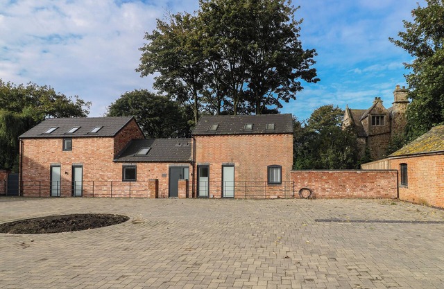 BUCKINGHAM HOUSE, pet friendly, with hot tub in Whissendine