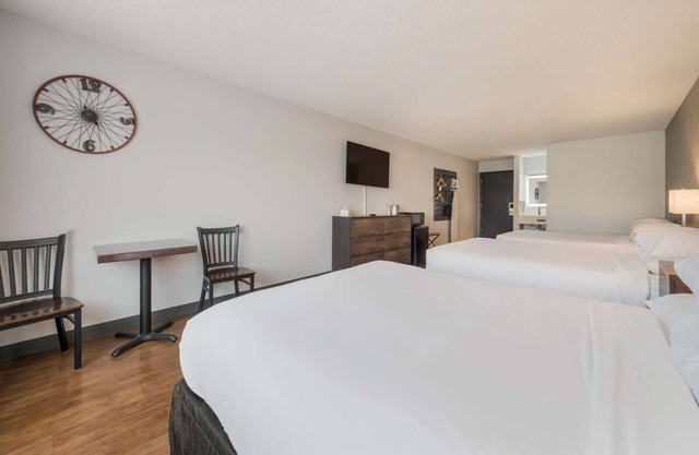 Budget-friendly Accommodation! Indoor Pool, Pets Allowed, Free Breakfast