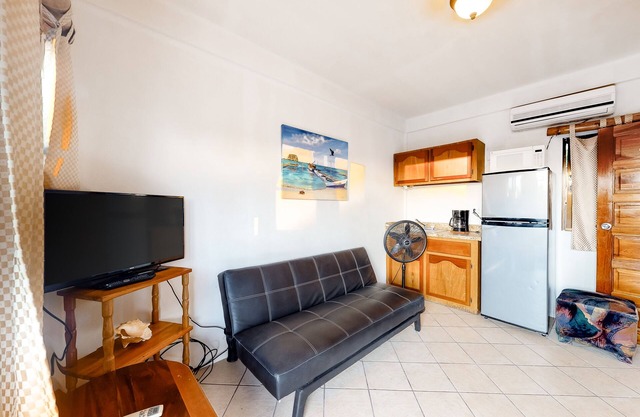 Budget-Friendly Suite with WiFi, AC, Shared Pool & Grill - Bike to Beach