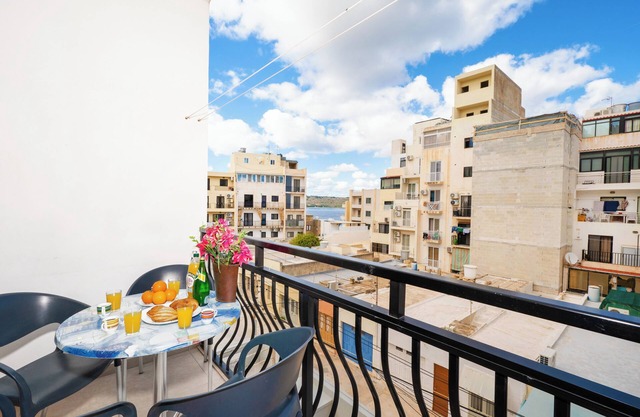 Bugibba - 2 bedroom apt 150m from Sea Front Fully Air Conditioned, Terraces WiFi