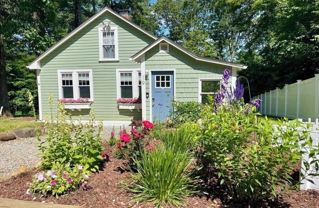 Bungalow 19 by the lake in Brimfield