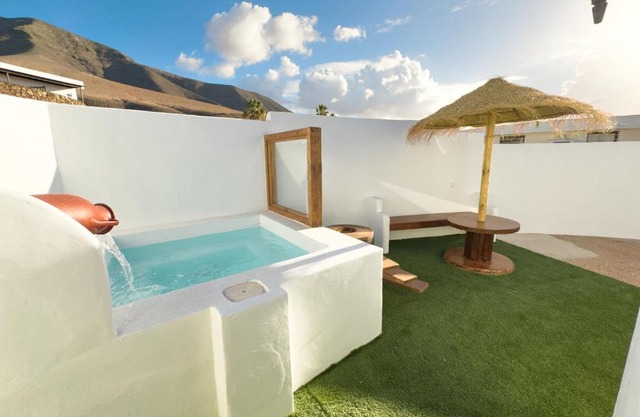 Bungalow Ahul Famara con pequeña piscina