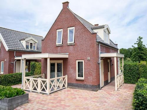 Bungalow in Zuytland Buiten with Fishing Platform