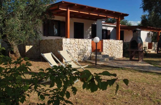 Bungalow with pool and barbeque