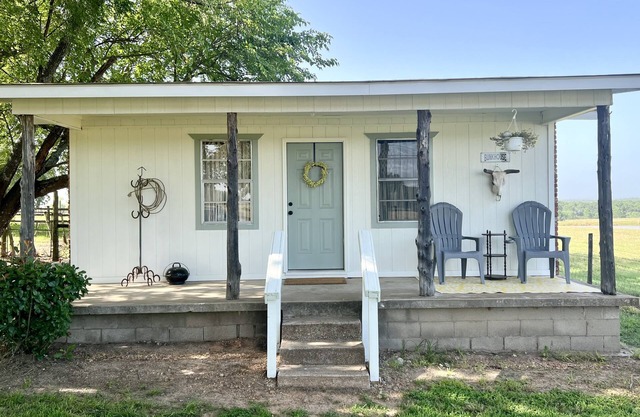 Bunkhouse on working cattle ranch minutes from town