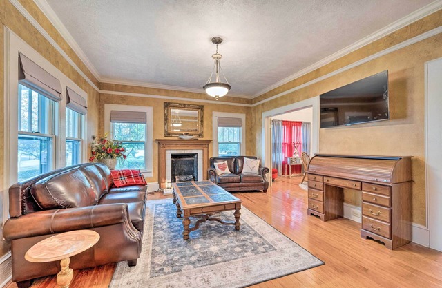 Burgaw House w/Large Covered Porch & Swing!