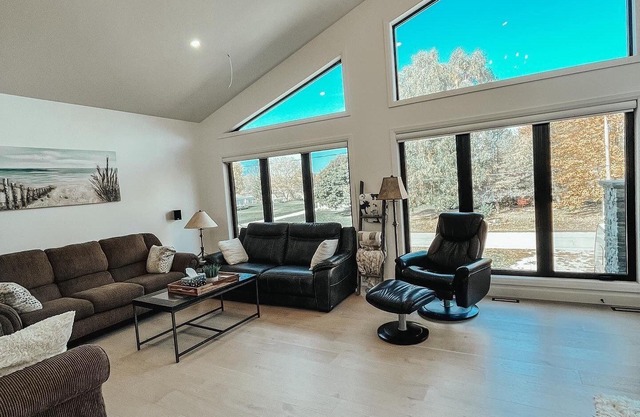 Burwell Hideaway Nordic Spa *HOT TUB * Sauna* Pool Table * Fireplace *