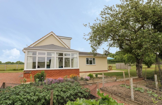 BUTTERCUPS AT MIDWAY, family friendly, with hot tub in Kington