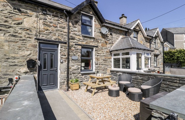 BWTHYN GER AFON (RIVERPLACE COTTAGE), pet friendly in Tanygrisiau