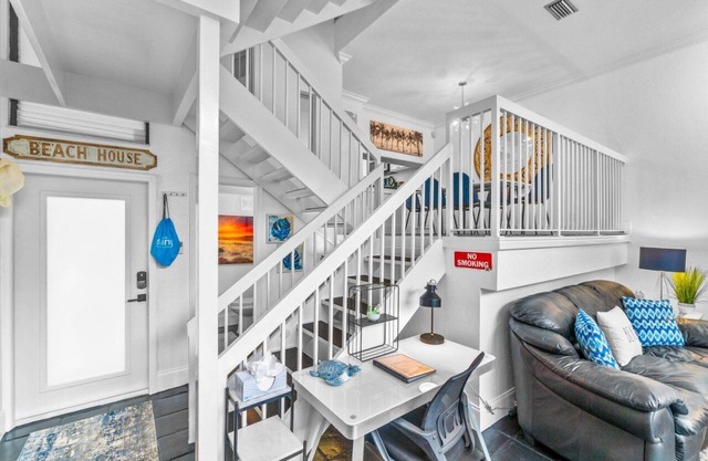 BY THE SEA VACATION VILLAS 2 BED/POOL/TWO BLOCKS TO BEACH/PRIVATE DECK