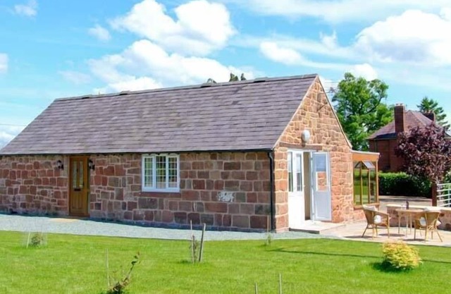 BYRE COTTAGE, character holiday cottage, with a garden in Nesscliffe