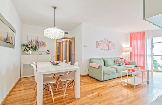 Cálido apartamento con piscina en Barcelona.