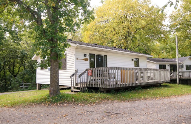 C'mon Inn, a 3BR cabin w/lake views nestled in family-friendly Riverside Resort