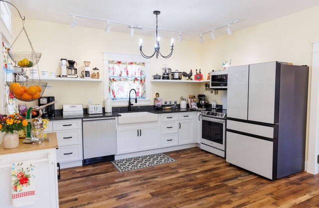 c1815, 3-bedroom Bed & breakfast in charming Historic Brownsburg with WiFi, AC