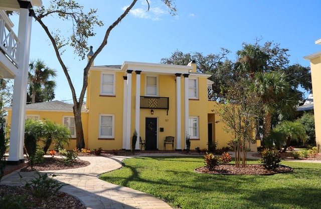 C5, Flagler location in downtown, close to beaches, private patio, free parking!