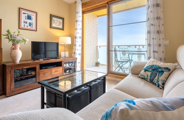 Ca la Marga apartment with pool, Wi-Fi, air conditioning and balcony