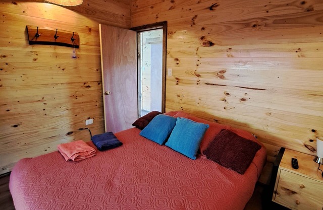 Cabaña El Pescador en Coyhaique, incluye bañera de hidromasaje en mágico lugar.