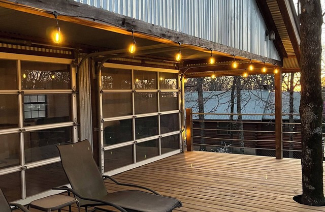Cabin 1, AKA The Treehousen 1 bedroom and a loft. 2 bathrooms. nSleeps 5