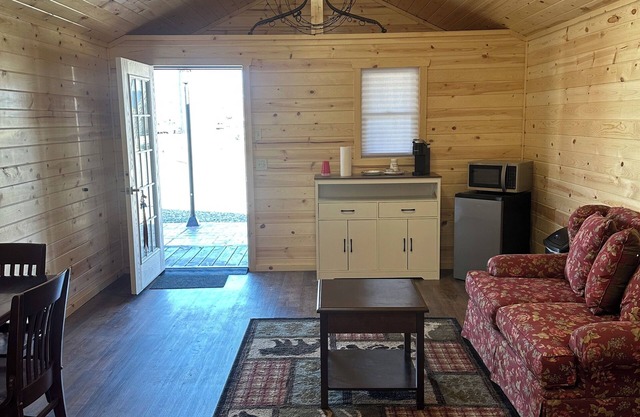 Cabin 1 in peaceful Reed Point 3 minutes from Yellowstone River