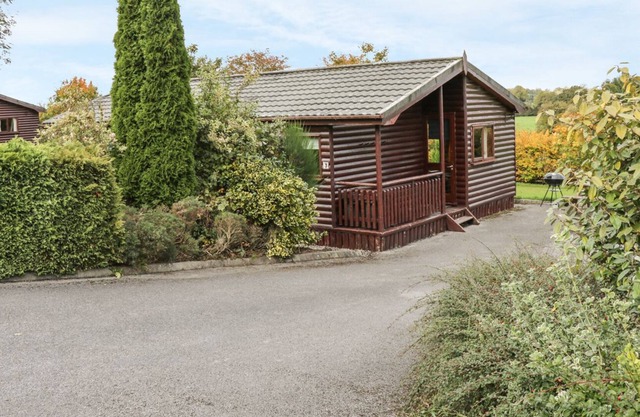 CABIN 2, pet friendly, with a garden in Ballyconnell, County Cavan
