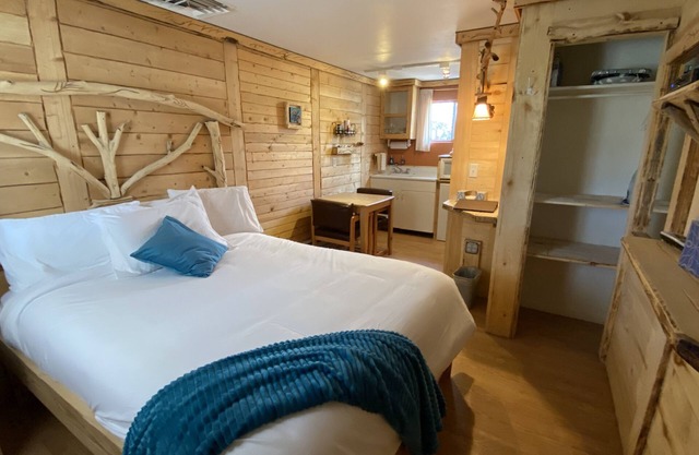 Cabin 3 at The Cedaredge Lodge/Dog Friendly
