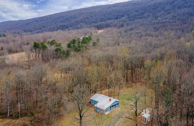 Cabin in Ouachita Mountains near State Park