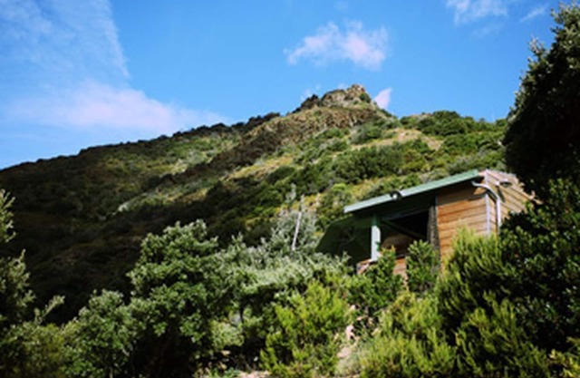 Cabin in the maquis, terrace and open kitchen with sea and mountain views