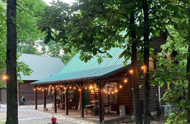 CABIN IN THE WOODS - Quiet, secluded yet close to activities!