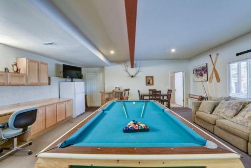 Cabin On 13 Acres With A Pool Table And Jacuzzi Tub