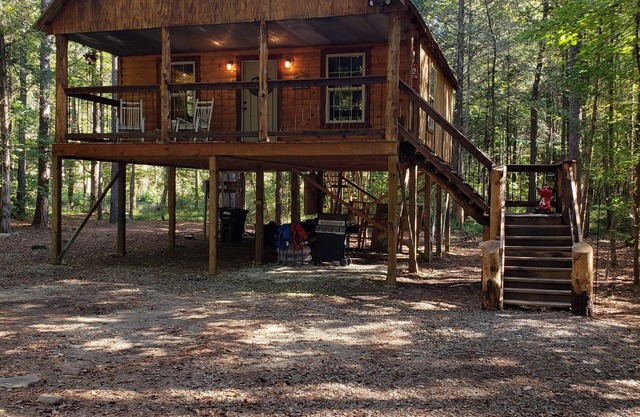 Cabin overlooking creek close to National Forrest a great place to relax