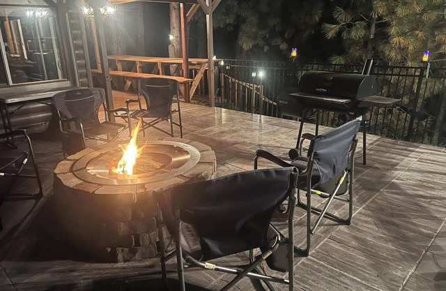 Cabin, river access, rafts, 1 bedroom and Wi-Fi, AC, Satellite T.V., Kitchen.