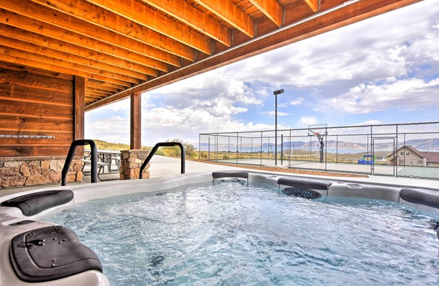 Cabin w/Beach Access, Sport Court, Hot Tub & View