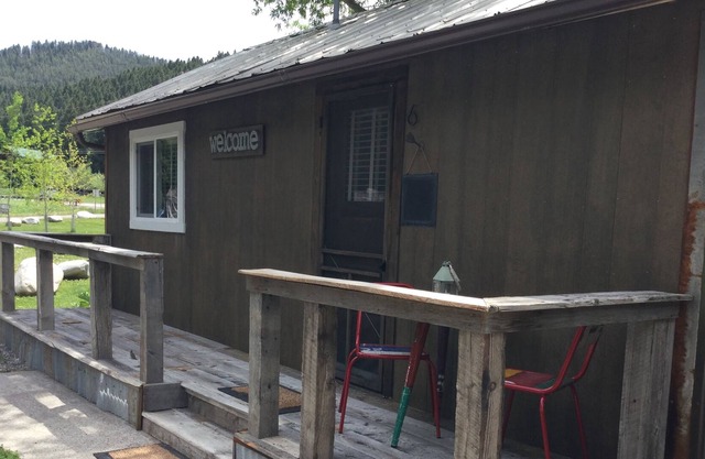Cabin with Kitchenette sleeps up to 4. 22 miles from ski resorts.