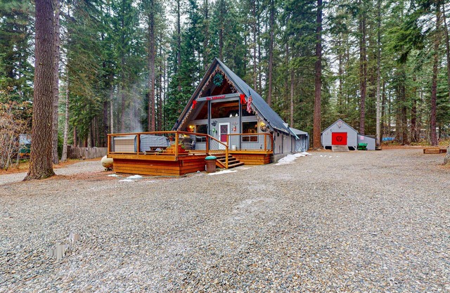 Cabin with loft, hot tub, fireplace, bbq grill, horseshoes