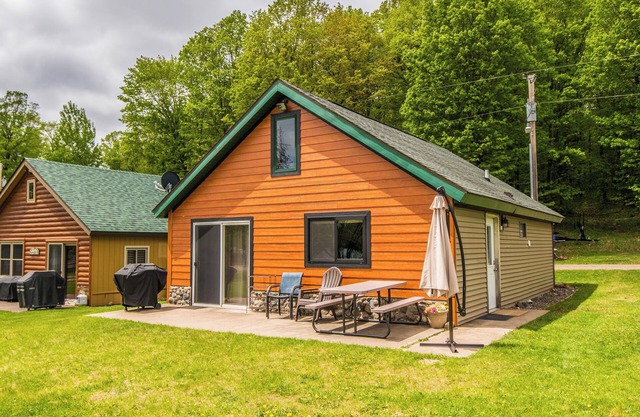 Cabin with private dock and large yard space!