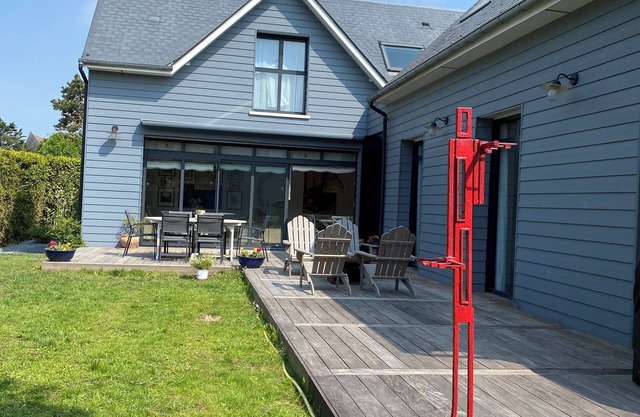 Cabourg, splendidly decorated large house, garden, beach within walking distance.
