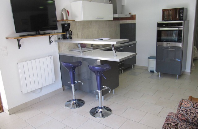 Cabris, charming Provencal villa, sea view, near the village