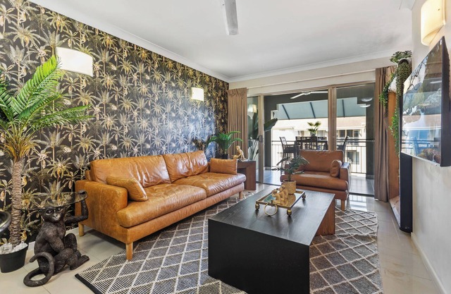 Cairns 2BR Jungle Retreat – Top Floor & Pool View