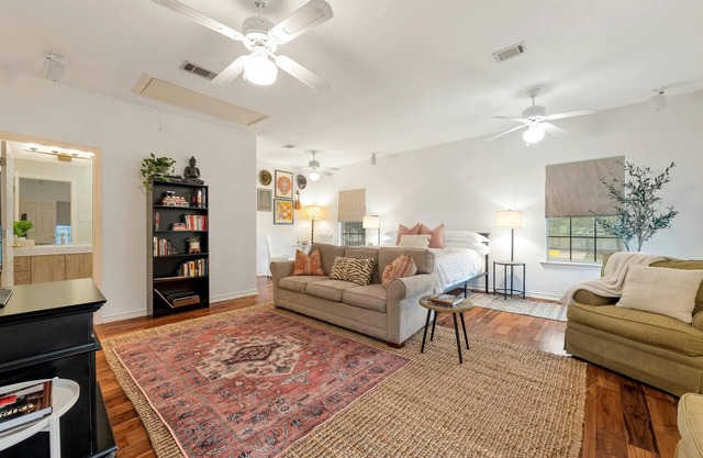 Calm & serene, private upstairs 550 sq foot studio, stunning sunrise + sunsets!