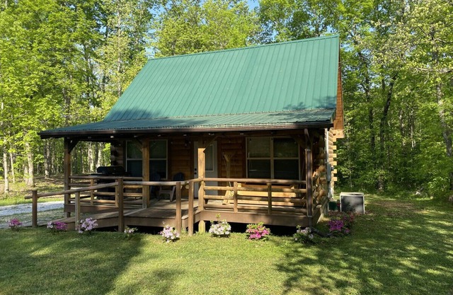 Calming Cabin: Peaceful | Country Chic | Hikes, Waterfalls, The Caverns Nearby