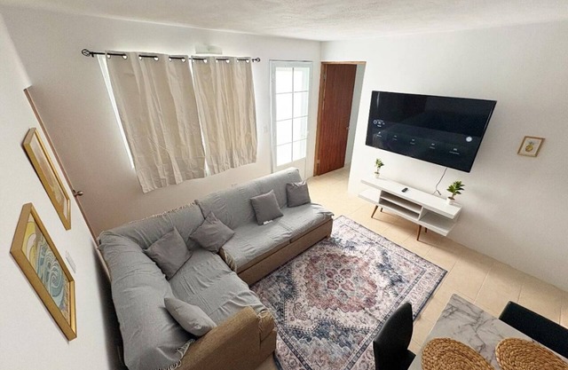 Camila's Getaway - Charming 2-bedroom house with WiFi, AC in Salinas